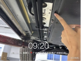 一辆底盘剐蹭受损的哈弗二代枭龙MAX电池