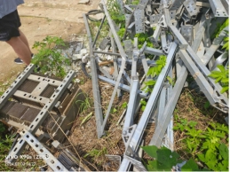 一批受损的光伏板组件、桁架、桥架、电缆、汇流箱等