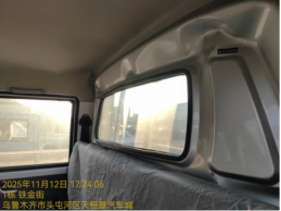 四台碰撞变形受损的长安跨越