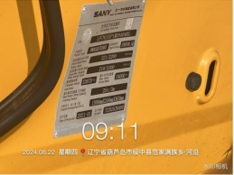 一辆水淹受损的起重机吊车