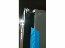 两台受损的冰箱