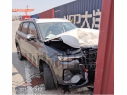 一台运输受损的长安出口车