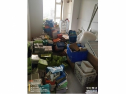 一批水淹受损的鞋子