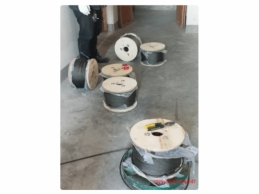 一批受损的电梯配件