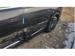 一辆运输受损的问界M8增程 Max+五座版、鎏金黑/赤茶橘、选装21英寸多辐星辉轮毂、选装电动踏