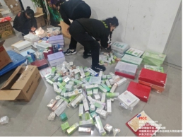 一批水管爆裂受损的超市饮料坚果礼盒、化妆品礼盒等