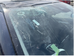 一辆运输受损的商品车