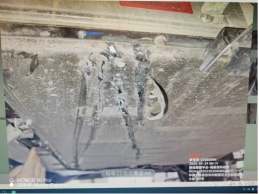 一台底部受损的动力电池总成