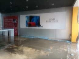一批水淹受损的家电、电子产品等