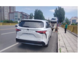 一台运输受损的商品车