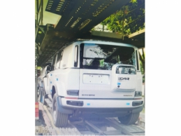 一台运输受损的商品车