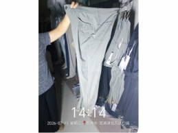 一批水灾受损的服饰