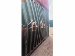 二台受损的集装箱
