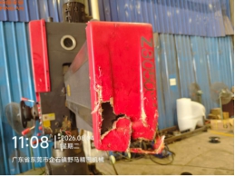 一台跌落受损的摇臂钻床